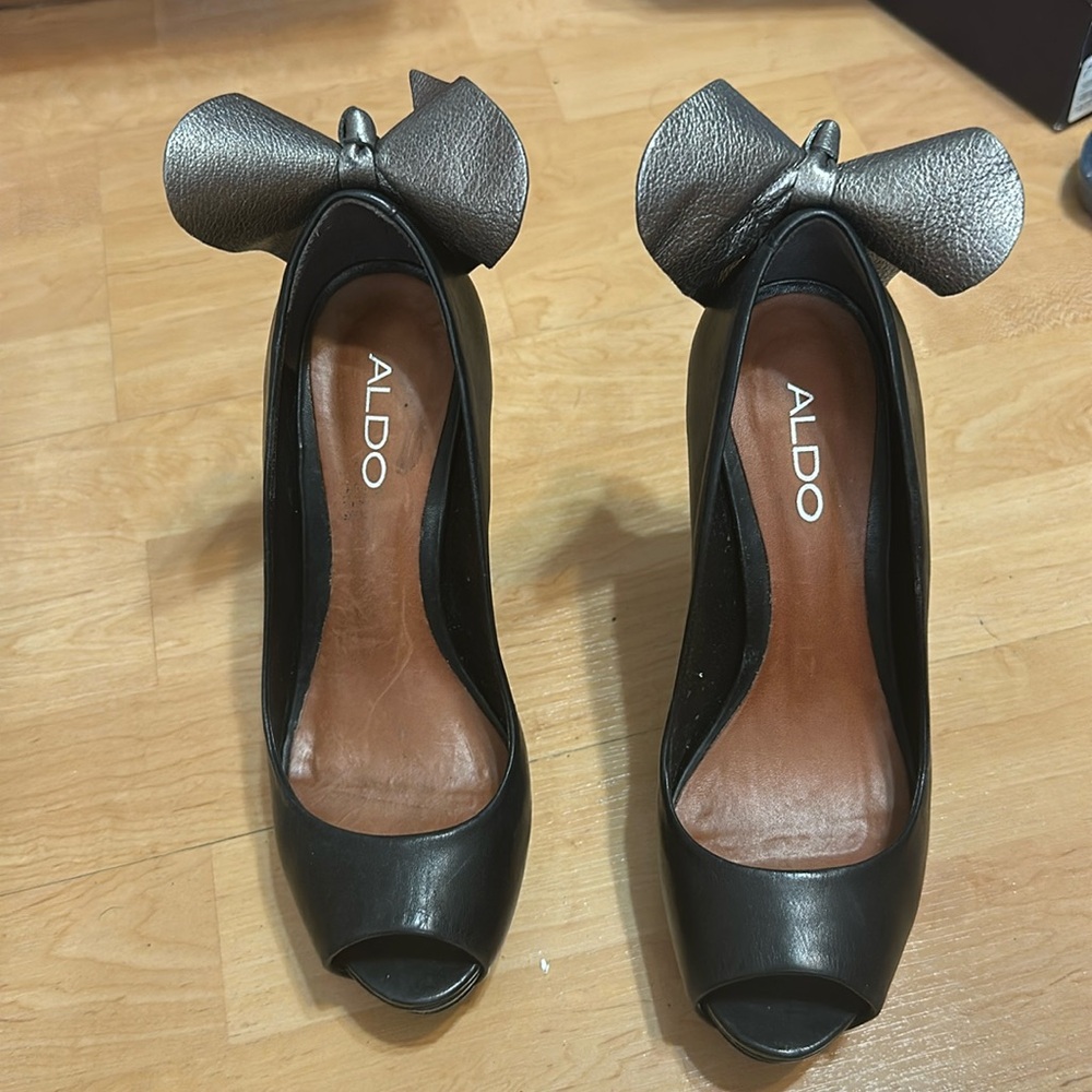 Platform high heel with bow on back
